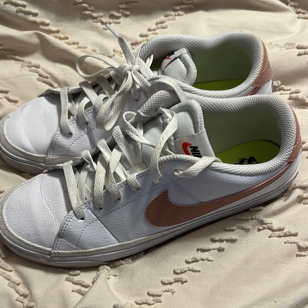 Nike White and Pink Sneakers Classic Style